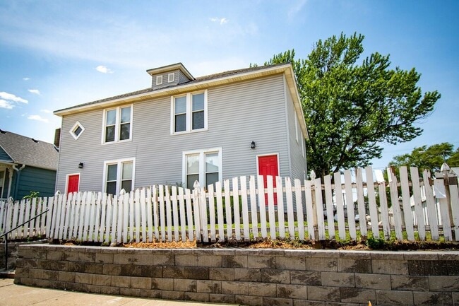 Building Photo - Large 3 Bedroom in Dahlman