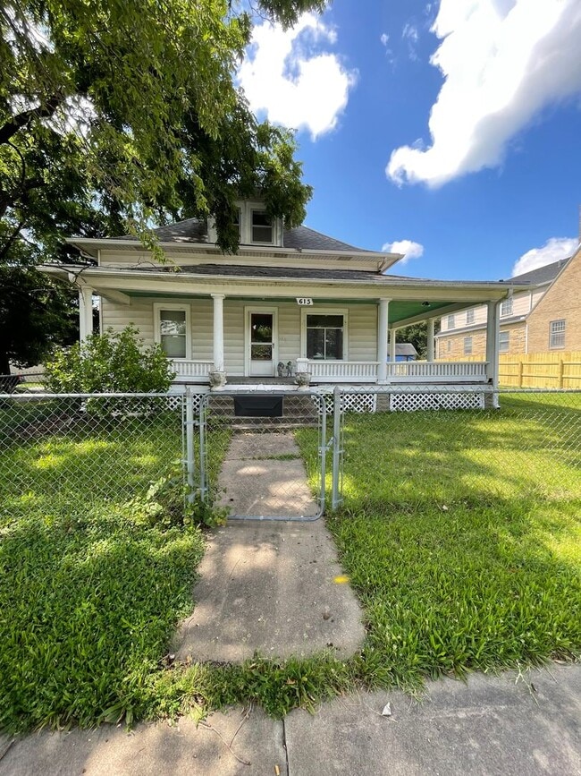 Building Photo - 615 E 6th Ave