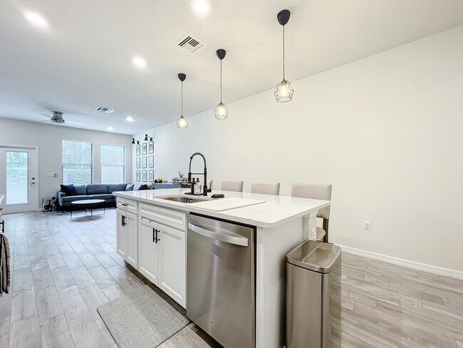 Building Photo - 2757 Troubadour St