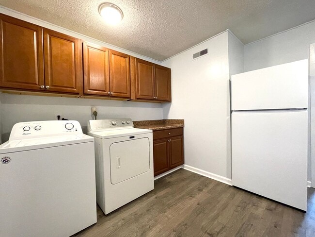 Building Photo - Welcome to Elm Street!