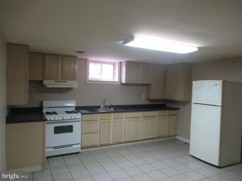 Kitchen - 3811 Mayberry Ave