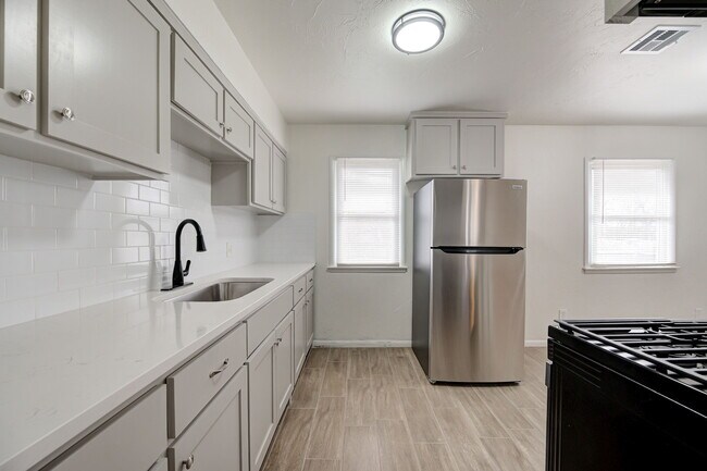 Building Photo - 4704 SE 18th St