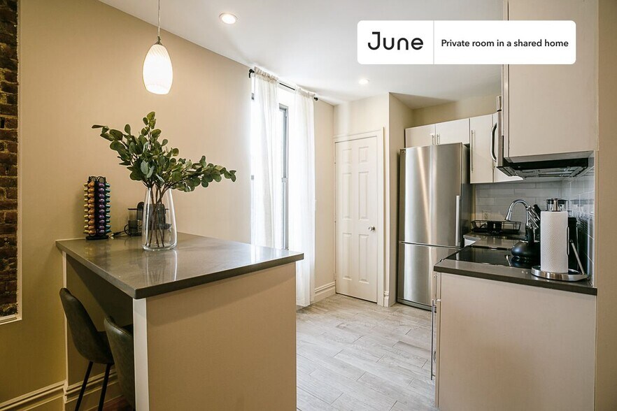 Building Photo - Private bedroom in 3 bed/2 bath Home