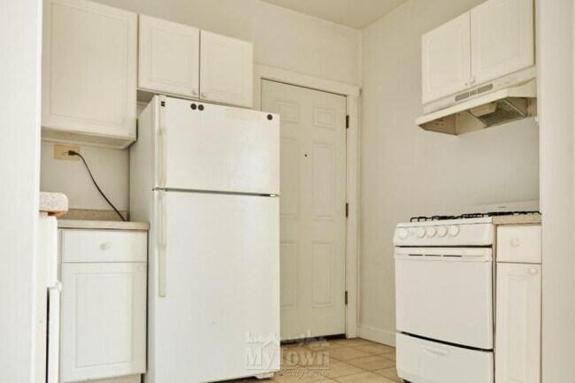 Building Photo - 1 bedroom in CHICAGO IL 60625