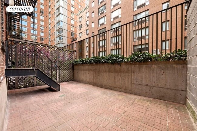 Primary Photo - 316 W 51st St