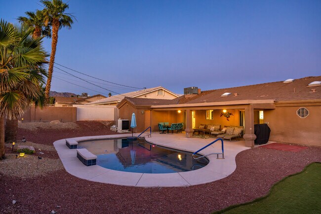 Building Photo - 3161 Newport Dr