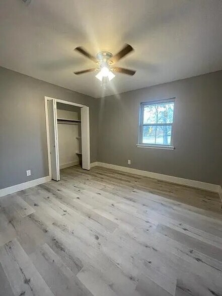 Building Photo - Room in House on Springhill Dr