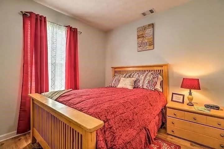 Building Photo - Room in Single Family Home on Oak Dr