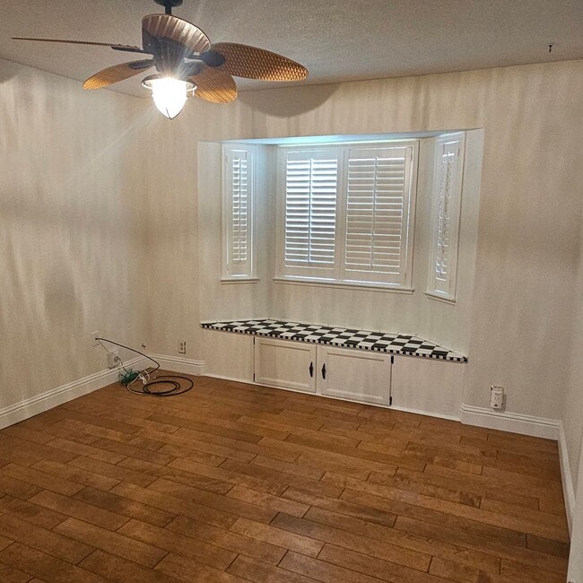 Building Photo - Spacious Open Floor Plan Close to Schools ...