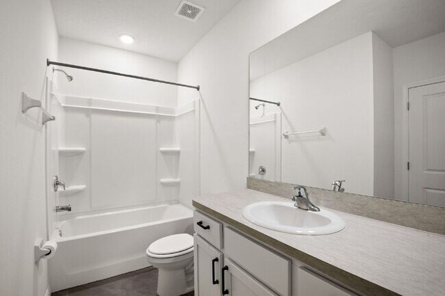 Building Photo - "Spacious 3-Bedroom Townhouse Oasis with 2...