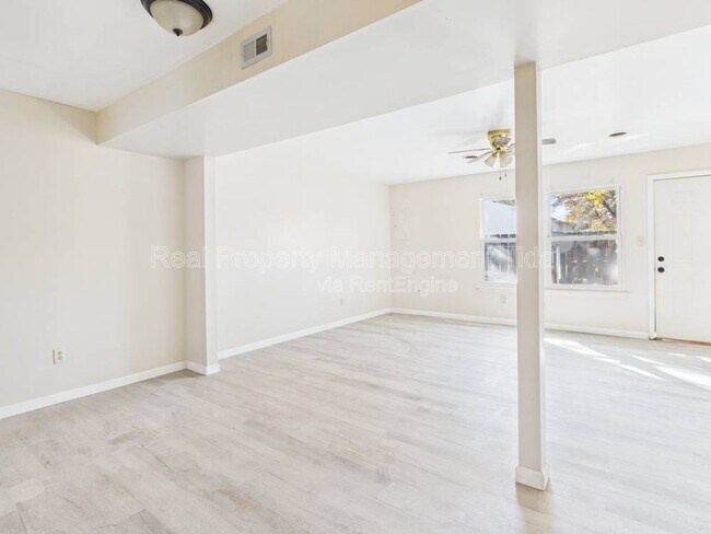 Building Photo - 1528 Darren Cir