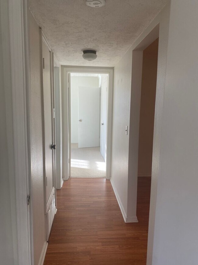 Building Photo - Great 2 Bedroom Condo !