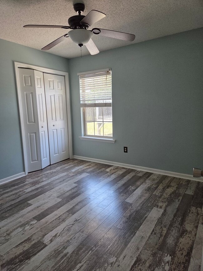 Building Photo - 3 Bedroom 2 bath fenced back yard in a quiet neighborhood!!