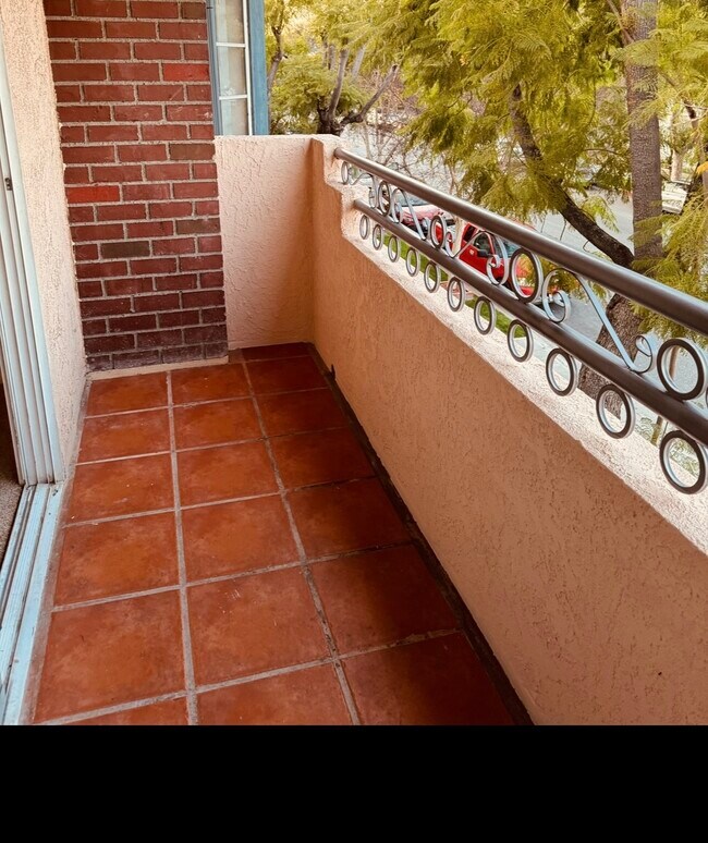 Building Photo - 415 S Verdugo Dr