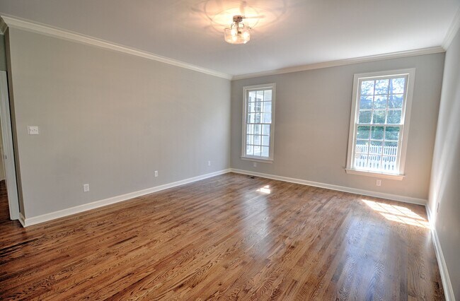 Building Photo - Delightful in Downing Creek