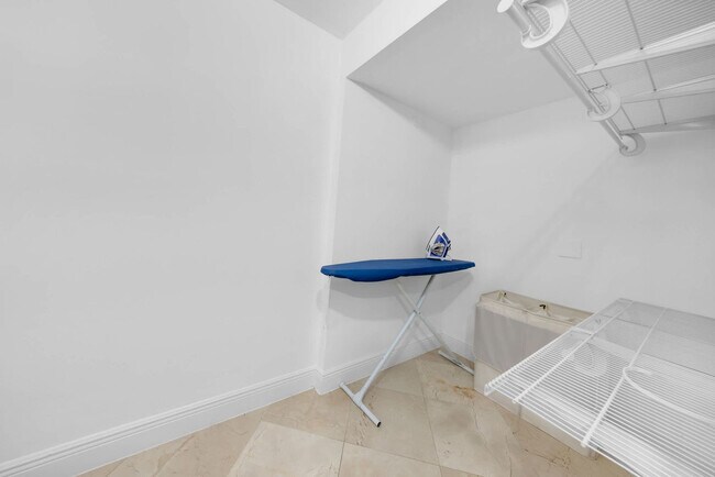 Building Photo - 1717 N Bayshore Dr