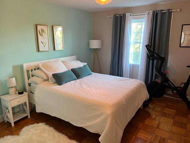 Building Photo - 1624 W Abingdon Dr