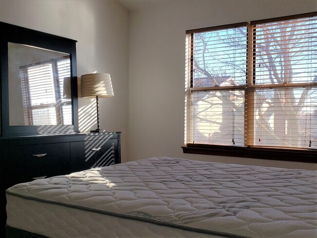 Building Photo - 107 Sumac Ln