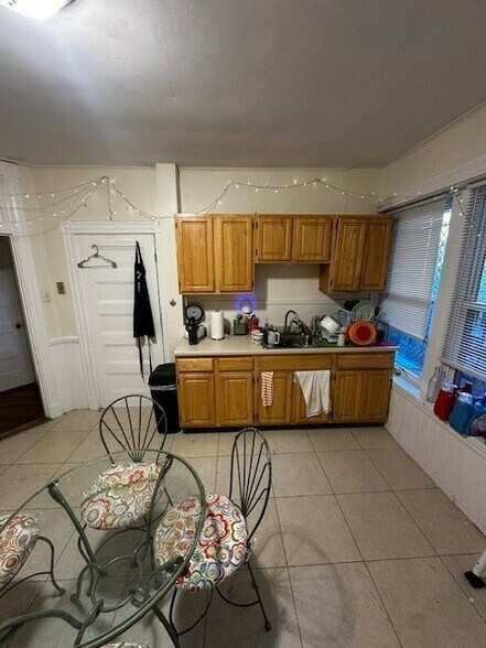 Building Photo - 96 Calumet St