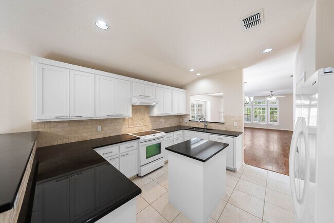 Building Photo - Gated Community - Resort Amenities