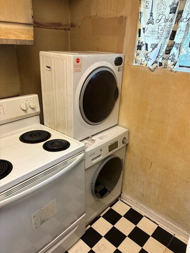 Building Photo - 2 Bedroom 1 Bathroom