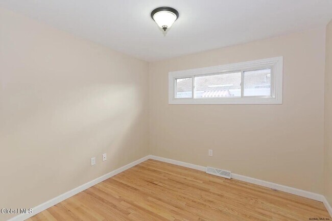 Building Photo - 614 Park Ave