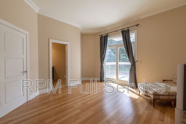 Building Photo - 110 31st Ave N