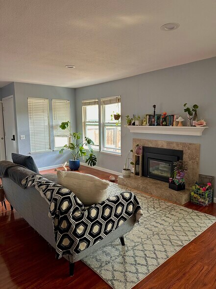 Building Photo - 273 S Newark Cir