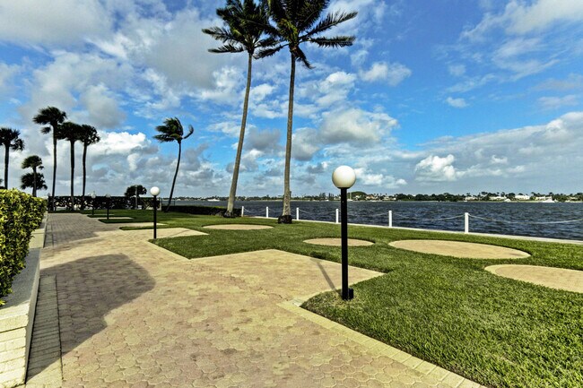 Building Photo - 2800 N Flagler Dr
