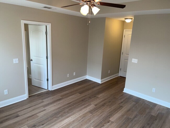 Building Photo - 202 Scarlett Ln