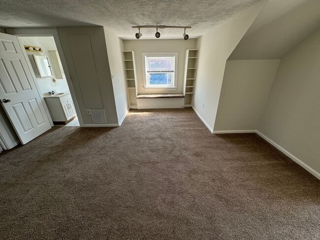 Building Photo - DELHI - Adorable 3bed 2ba brick cape cod