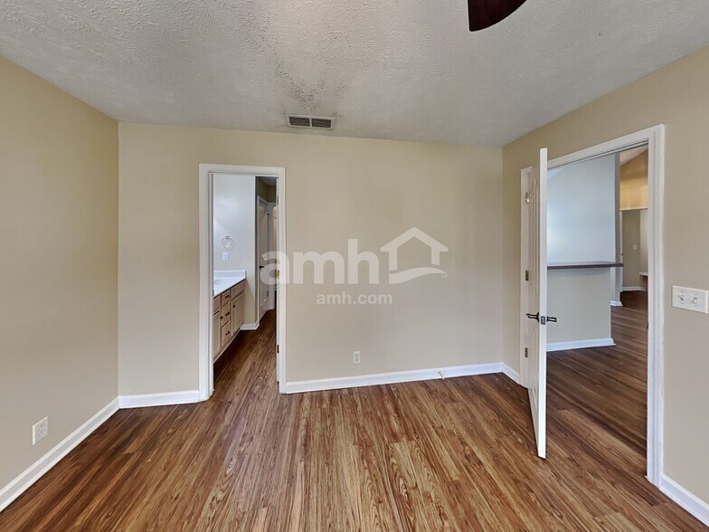 Building Photo - 3050 Weybridge Dr