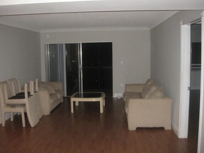 Building Photo - 711 N Pine Island Rd