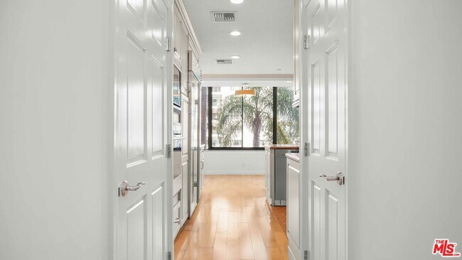 Building Photo - 10724 Wilshire Blvd