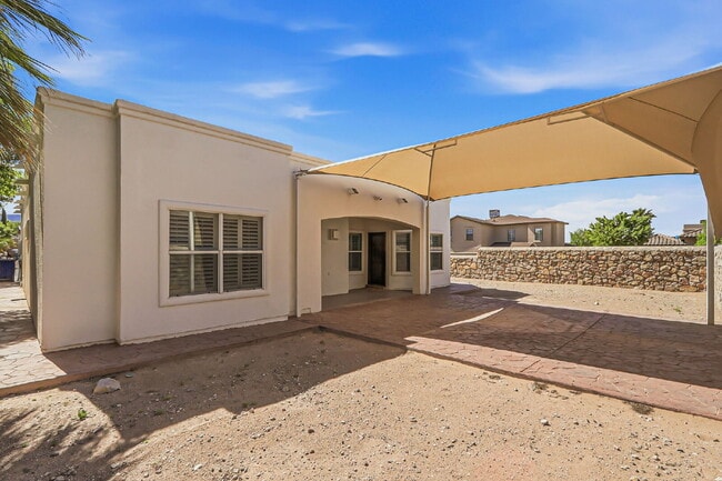 Building Photo - Corner 3 bedroom 3 bath home in Northwest El Paso