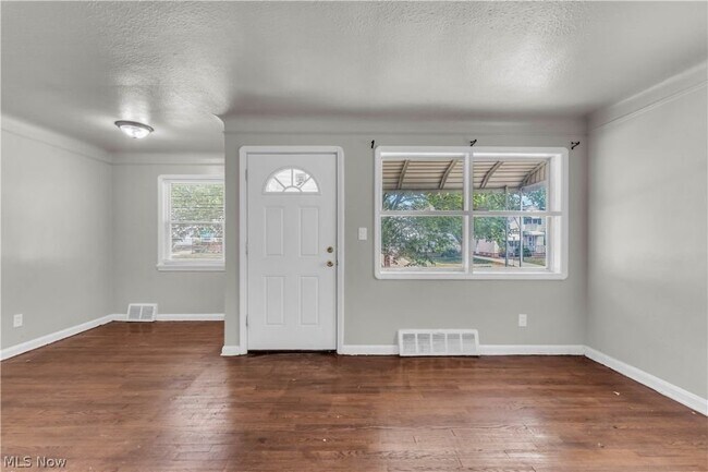 Building Photo - 15902 Maplewood Ave