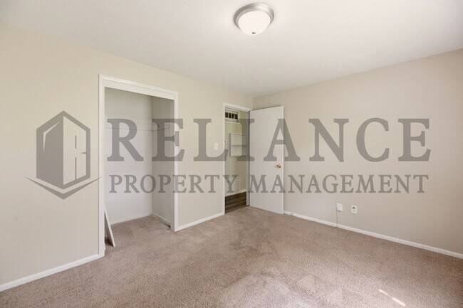 Building Photo - 4421 S Oak Ave