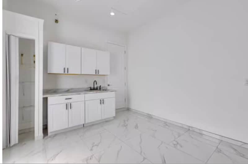 Building Photo - 653 Stanley Ave