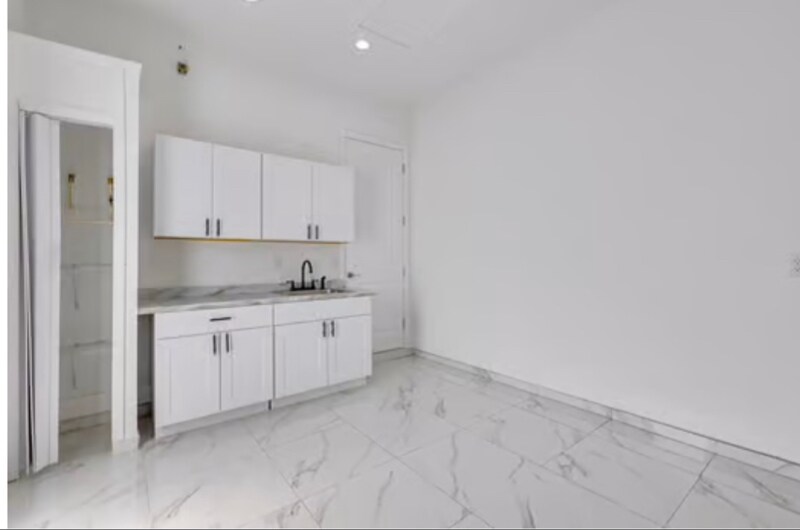 Building Photo - 134 Fox Ave