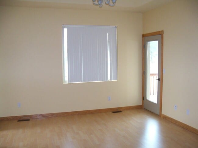 Building Photo - 6 BED | 3 BATH | TRIPLE GARAGE | RED ROCK ESTATES