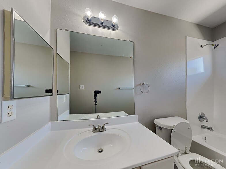 Building Photo - 9303 Deep Valley Dr
