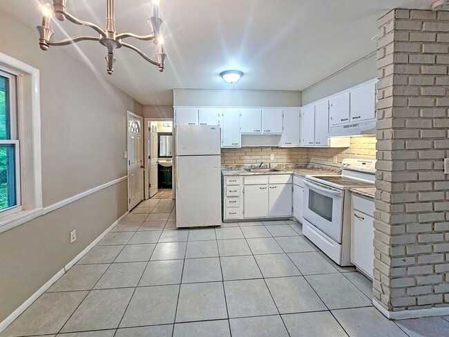 Building Photo - Spacious 4 Bedroom Home Near University Av...