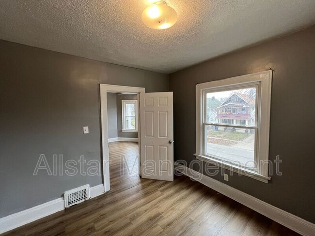 Building Photo - 10006 Lamontier Ave