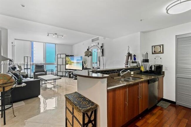 Building Photo - 300 S Biscayne Blvd