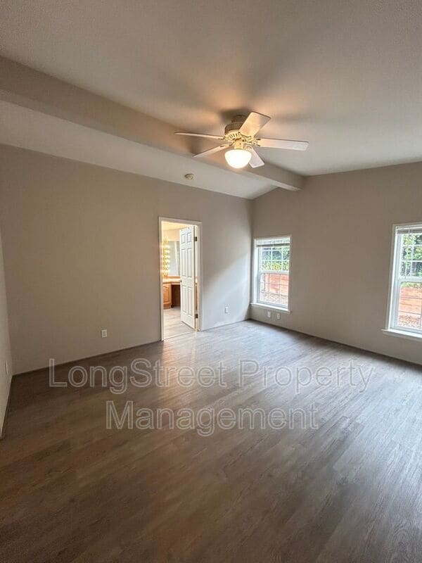 Building Photo - 2520 NW Robinhood St