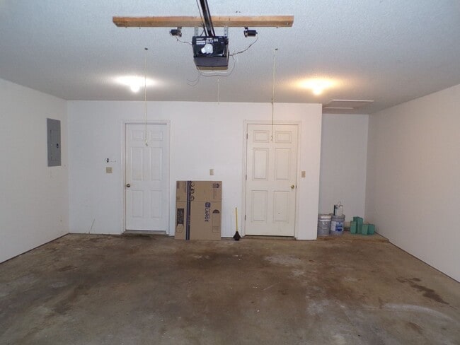 Building Photo - Nice 3 Bedroom 2 Bathroom House In South C...