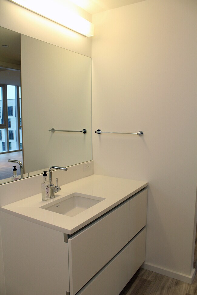 Building Photo - Unrivaled Cosmopolitan Condo w/Breathtaking City & River Views