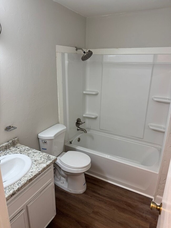 Building Photo - Updated/Remodeled Condo