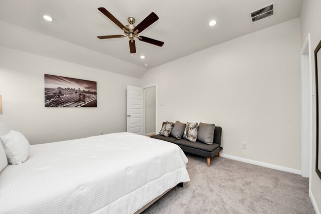 Building Photo - 14967 Eagle Feather Dr