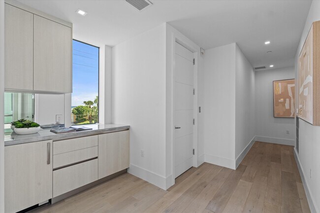 Building Photo - 1070 Del Harbour Dr